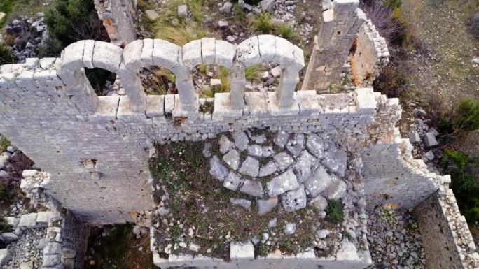 无人机捕捉奥库兹鲁大殿展示古代文化和历史鸟瞰图奥库兹鲁大殿遗址展示了丰富的文化遗产奥库兹鲁大殿遗址是