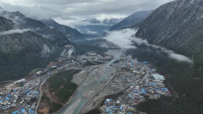 航拍2月清晨的西藏波密县城