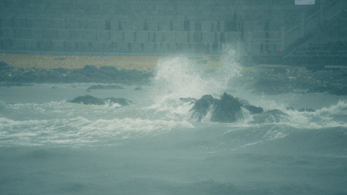 【4K】海岸浪花在风雨中冲刷礁石