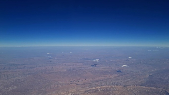 从伊朗的飞机窗口看出去