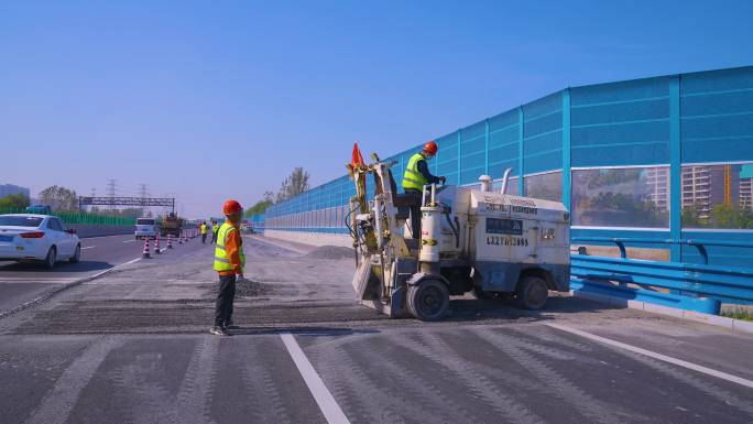 路面铣刨机工作铣刨路面
