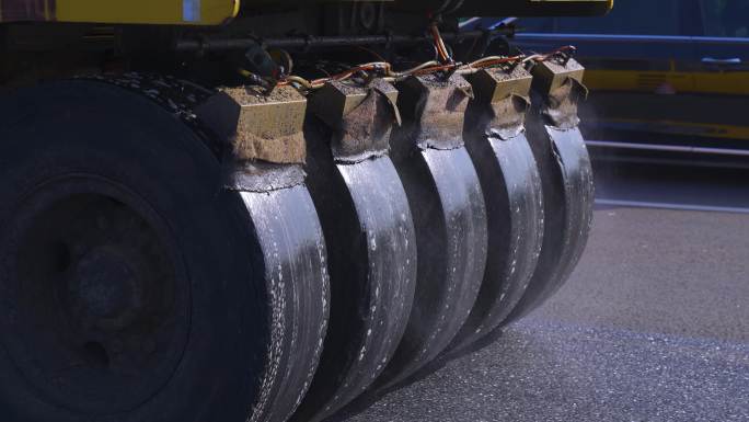 高速公路铺沥青胶轮压路机工作养护7