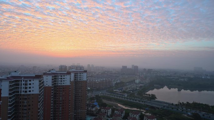 朝霞映满瑞丽市天空的延时风景