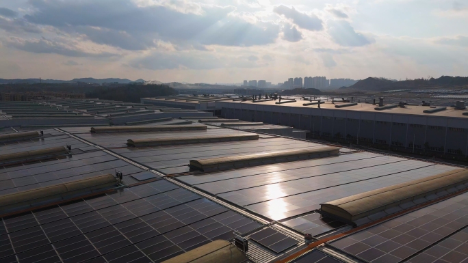 实拍工厂房顶太阳能板光伏发电安装