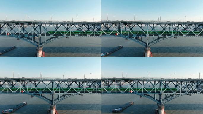 绿皮动车经过南京长江大桥