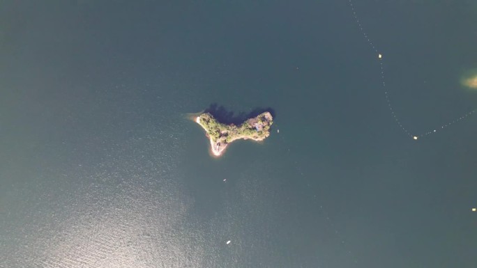 高角度视角的岛屿就像一个骨头在宁静的湖，360度旋转，4k实时镜头滚动拍摄，无人机视图。
