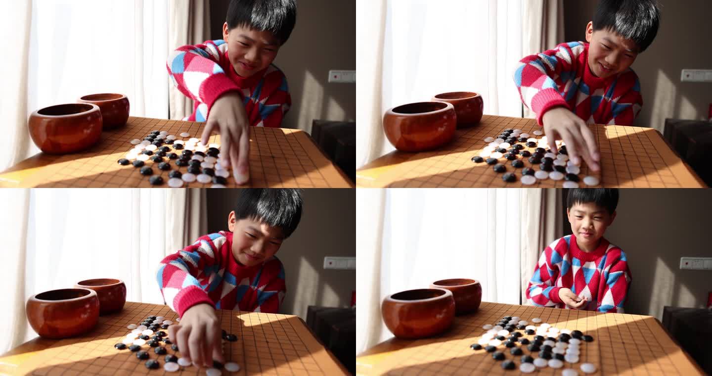 中国小孩在窗边下棋围棋