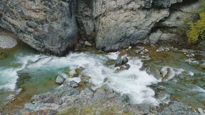 俯拍山间溪流水山岩下碧水