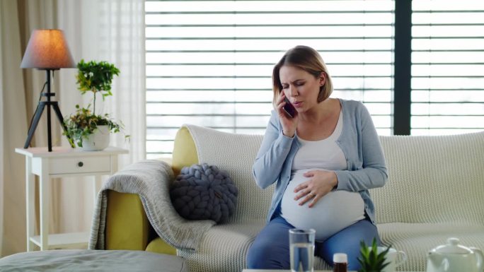 一段孕妇在家中痛苦地拨打紧急电话的视频。