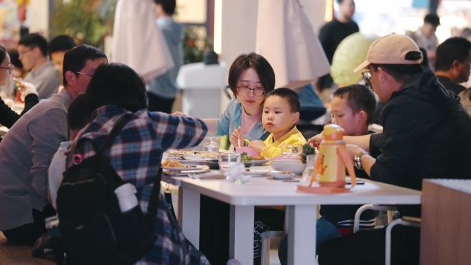 家人一起开心聚餐