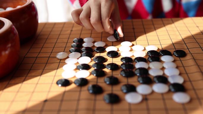 中国小孩在窗边下棋围棋（合集）