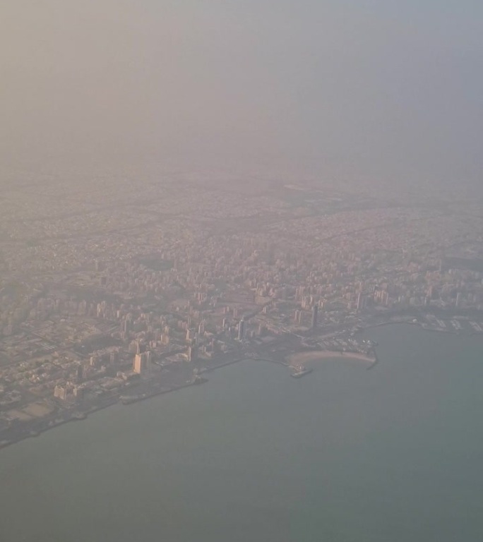 从科威特城上空的飞机窗口俯瞰