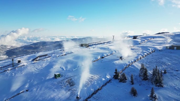 在奥地利的滑雪道上，造雪枪制造人造雪