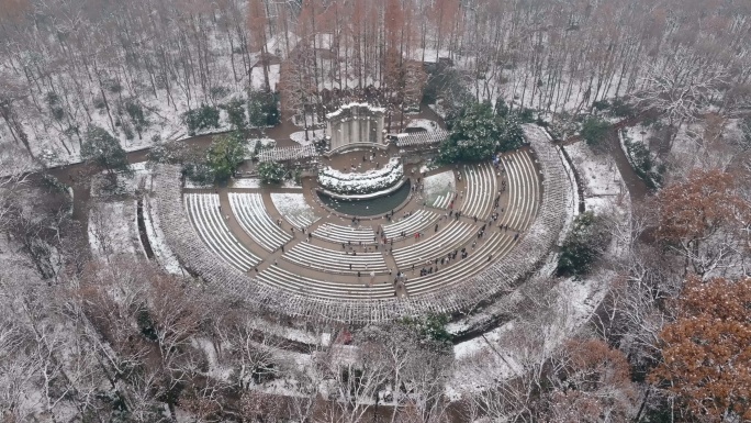 南京钟山景区音乐台鸽子飞舞雪景航拍