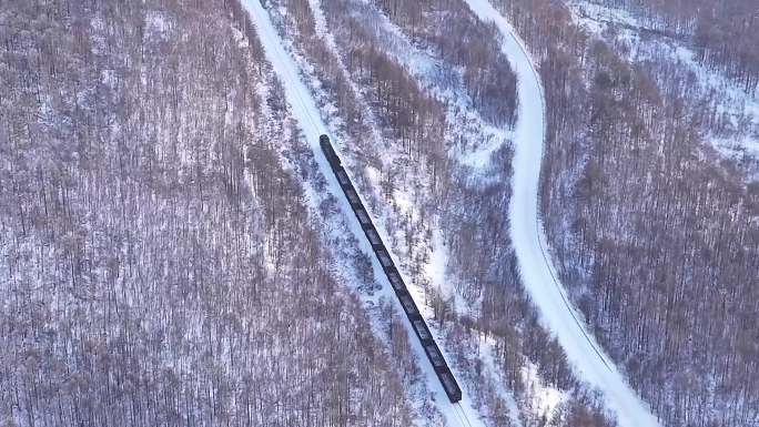 内蒙大兴安岭冬季火车汽车在林海雪原中穿行