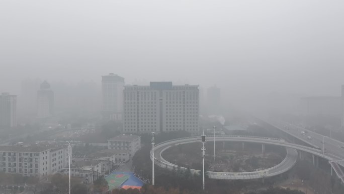 航拍襄阳襄城冬天大雾浓雾天气城市风光