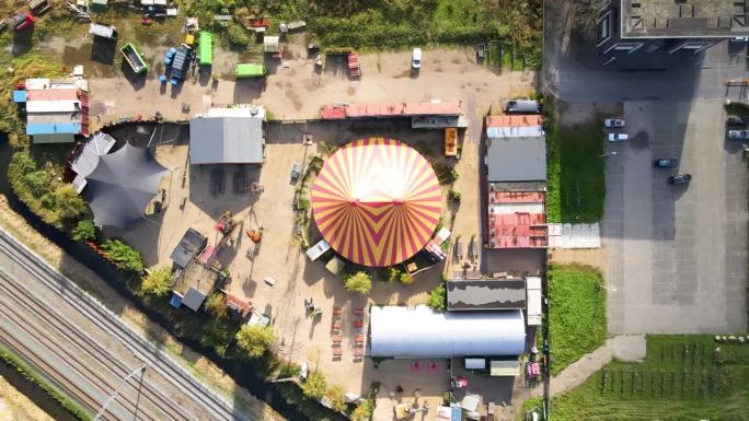 鸟瞰图一个马戏团帐篷彩色红黄色的娱乐表演无人机拍摄