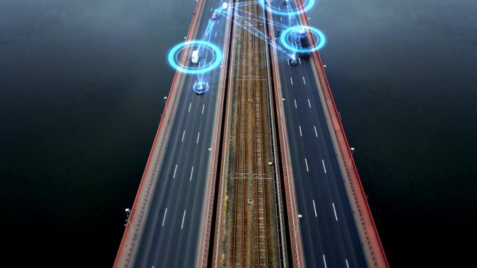 镜头跟随一辆未来的汽车。自动驾驶汽车在多车道桥梁上行驶。智能城市中集成控制系统和远程机器人驾驶的可视