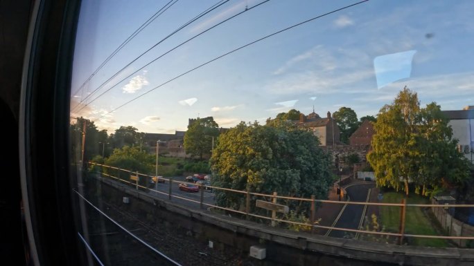 视角:从一列刚刚离开兰开斯特车站的火车上向外望去