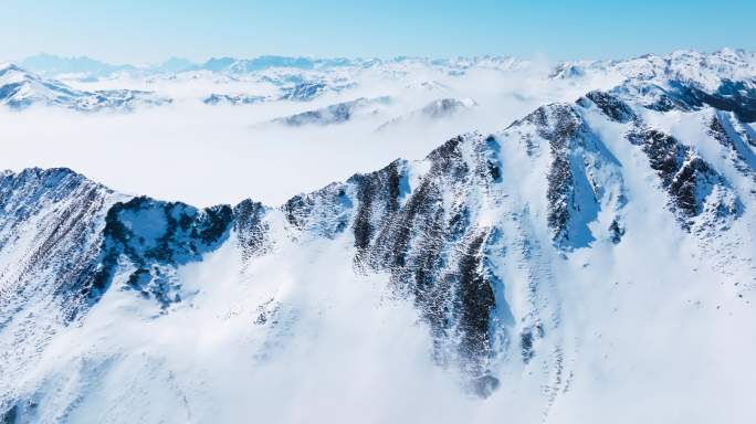 航拍冬季白雪覆盖的夹金山风景