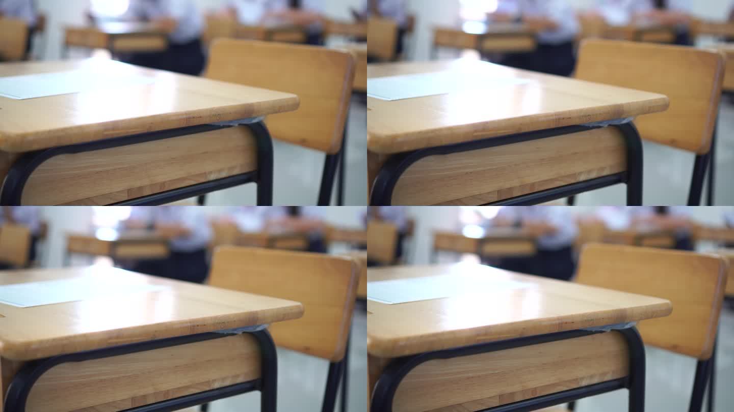 回到学校的概念。学校空荡荡的教室，讲堂里的桌椅都是铁木的，用来学习泰国高中的课程，没有年轻的学生，里