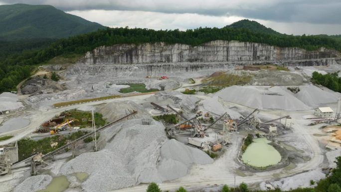 美国北卡罗莱纳州阿巴拉契亚山脉的工业露天采石场的石灰石采石场