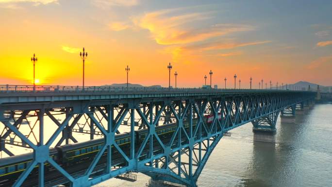 南京长江大桥日出朝霞追赶火车