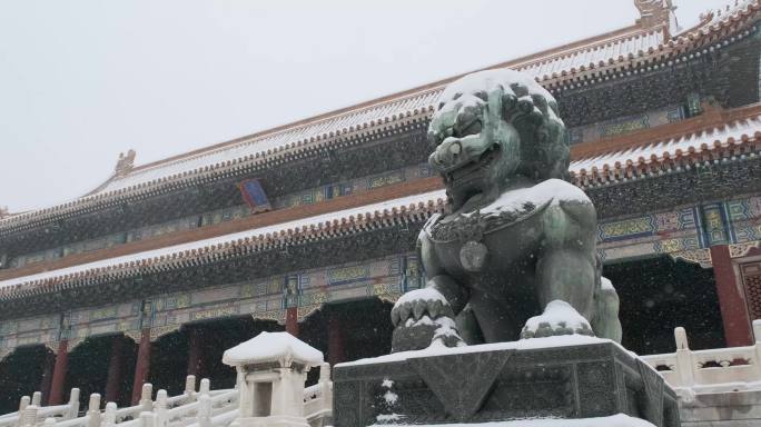 北京故宫紫禁城太和门铜狮子下雪雪景