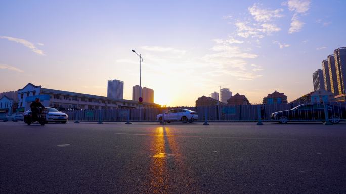 4K城市夕阳下车行人文空镜2