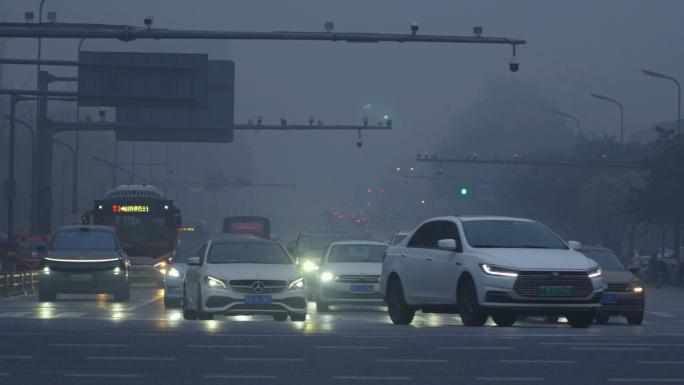 冬天城市早上雾霾污染上班族视频素材