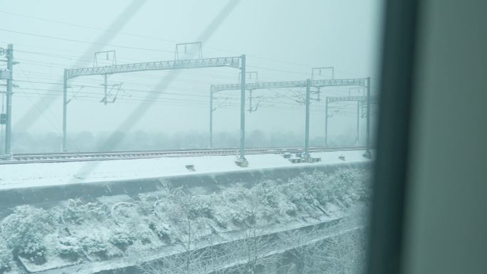 4K火车外的雪景