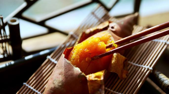 筷子夹起烤红薯 烟薯 糖心蜜薯