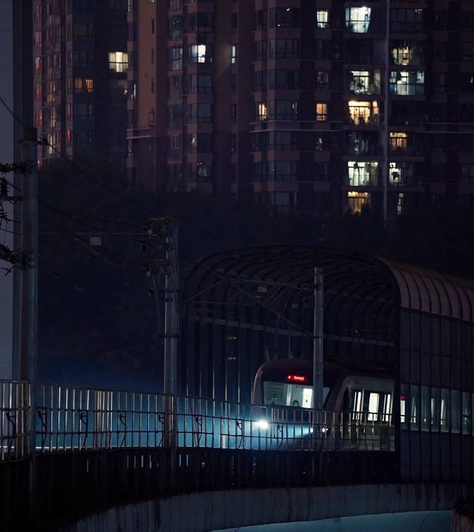 夜晚地铁从隧道驶出 竖屏