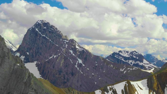 夏季的蒙特维索或蒙维索(海拔3841米)，从西边看。意大利皮埃蒙特库尼奥省奥西诺