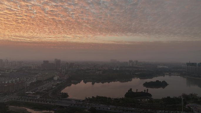 瑞丽市弄莫湖湿地公园的漫天红霞