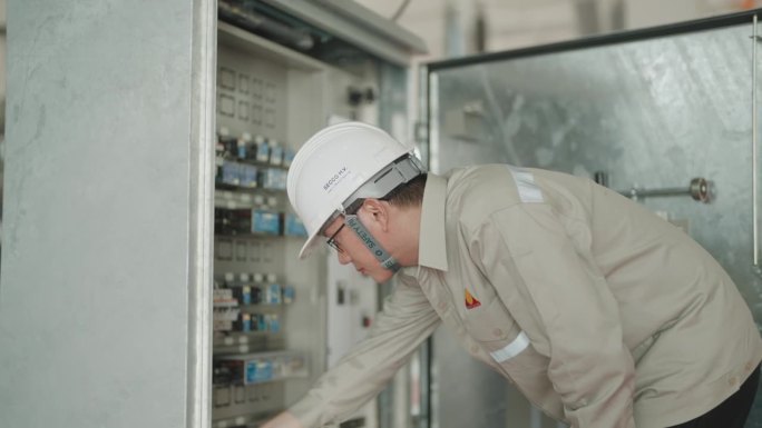 熟练的专业检验员确保亚洲制造工厂的质量控制-精确监控生产过程。
