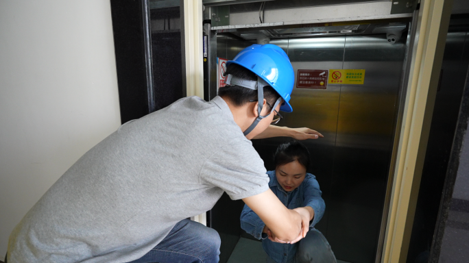 电梯困人被救援人员紧急救出