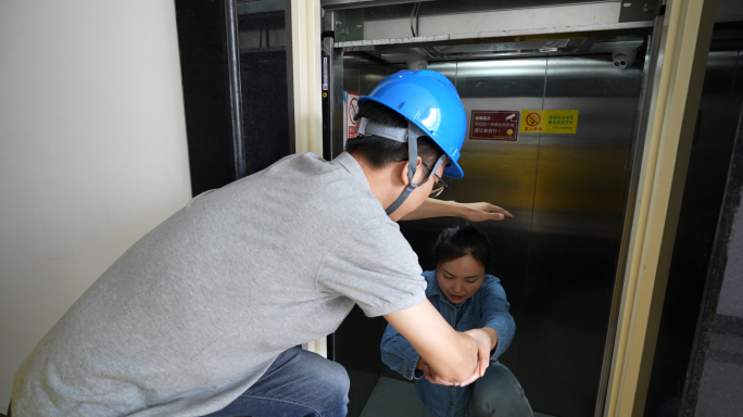 电梯困人报警求救被救援人员紧急救出