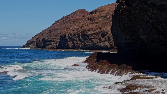 大加那利岛，北海岸，撒丁角附近地区，强大的泡沫海浪沿着海岸破碎