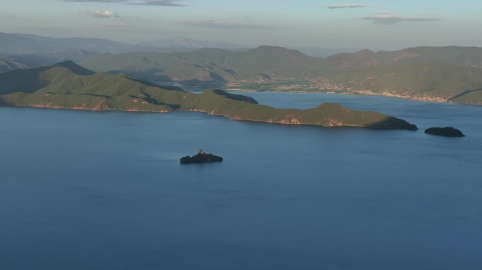 高空视角航拍夕阳下的泸沽湖