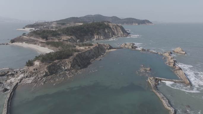 航拍威海刘公岛东泓礁石海浪海岛海参养殖池