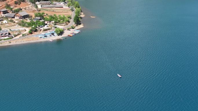 航拍晴日里的泸沽湖湖岸线