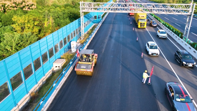 高速公路压路机胶轮车流航拍6