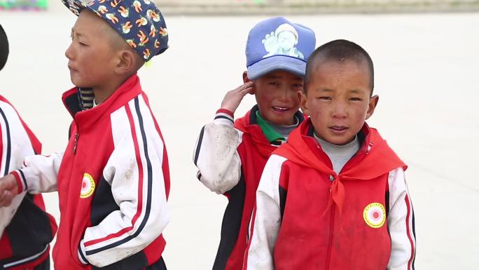 西藏校园里的小朋友队伍眼神动人笑脸