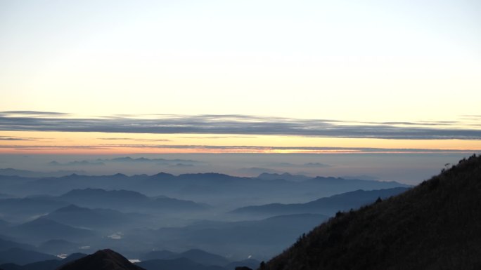 山顶俯瞰群山日出延时