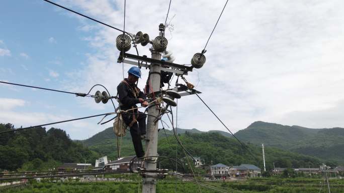 电网工作人员高空作业