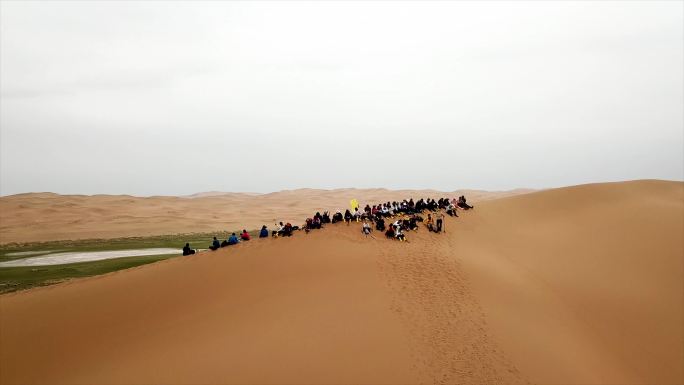 人在沙丘看绿洲