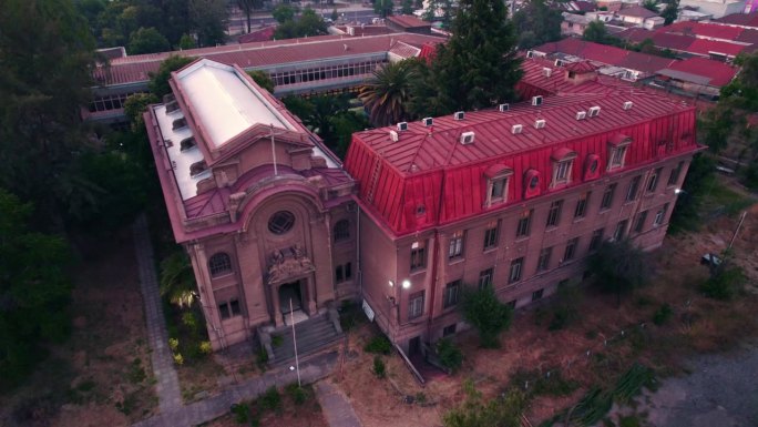 鸟瞰多利在圣地亚哥的智利大学南校区医学院-旧建筑