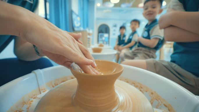 儿童兴捏泥陶艺动手幼儿舞蹈课手工课图书馆