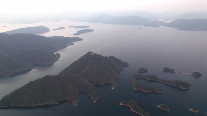 中国浙江杭州楚南千岛湖数千座岛屿鸟瞰图。色彩缤纷的岛屿和宁静的湖泊，美丽的自然景观，4k实时镜头，无